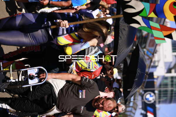 Mechaniker und Team in der Boxengasse