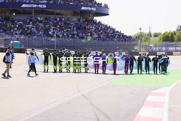Teams in der Boxengasse