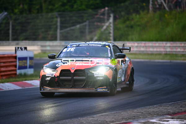 BMW M4 GT4 auf der Rennstrecke