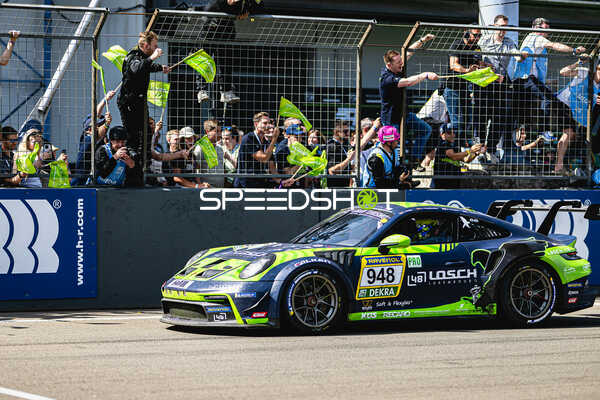 Auto Noah Nagelsdiek (948, 48 LOSCH Motorsport by BLACK FALCON) passiert