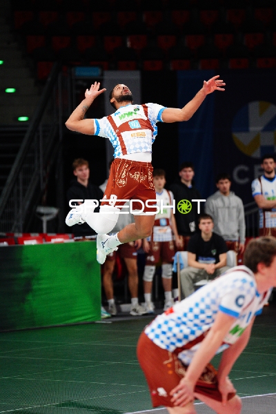 Gustavo Oscar Bryan Avila (9; WWK Volleys Herrsching) schmettert