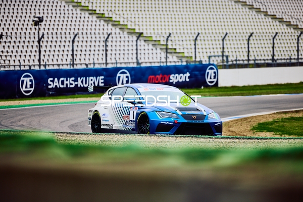 Rennauto in der Sachs-Kurve beim Fahren