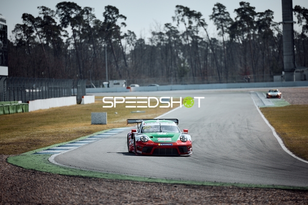 Rennwagen auf der Strecke