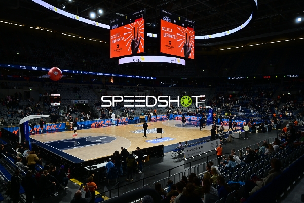 Weitwinkel-Aufnahme der Arena mit Publikum