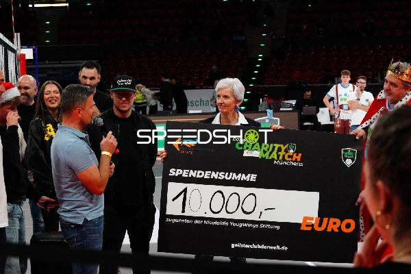 Charity Match Spendenscheck-Übergabe