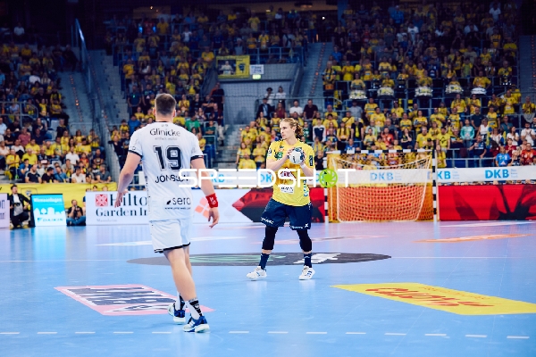 Juri Knorr von den Rhein Neckar Löwen im Angriff gegen einen Spieler von MT Melsungen.