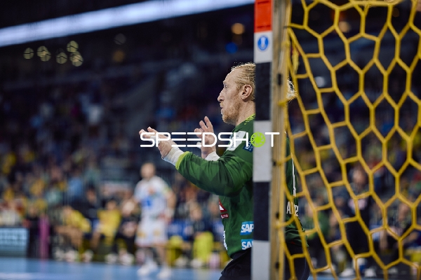 Ein Torwart steht aufmerksam im Tor und beobachtet das Spielgeschehen.