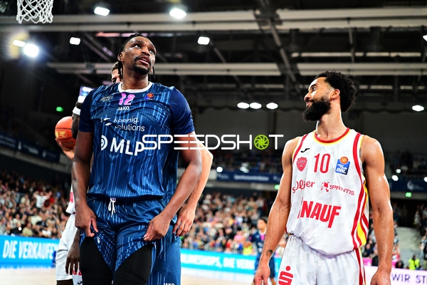 Osun Osunniyi (12; MLP Academics Heidelberg) und Davion Mintz (10; Würzburg Baskets) auf dem Spielfeld