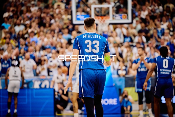 Spielunterbrechung mit Ryan Mikesell (33;MLP Academics Heidelberg), DJ Horne (0;MLP Academics Heidelberg)