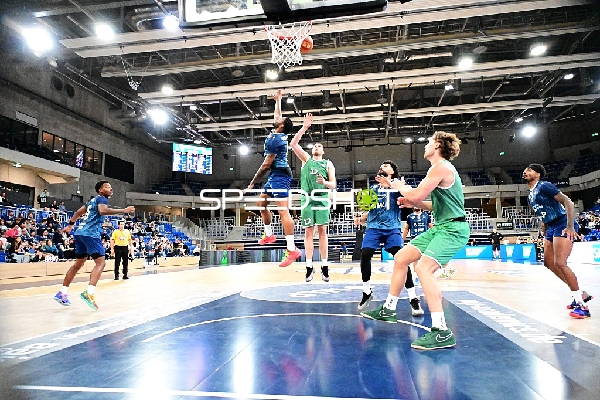 Zweikampf unter dem Korb