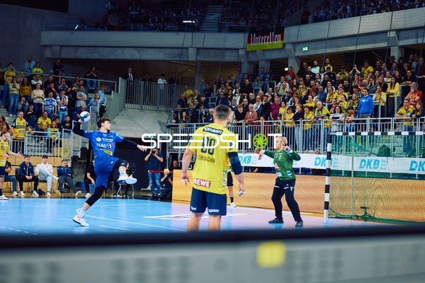 Ein Spieler von ThSV Eisenach wirft auf das Tor der Rhein Neckar Löwen.