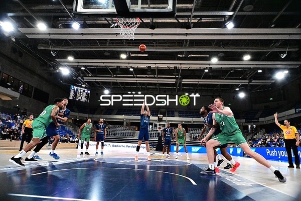 Michael Flowers (6; MLP) wirft, Marten Linßen (12; Gladiators Trier) verteidigt