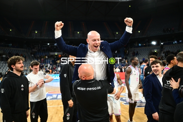 Szene mit Lionel Bosco (998; Telekom Baskets Bonn) und Teamkollegen