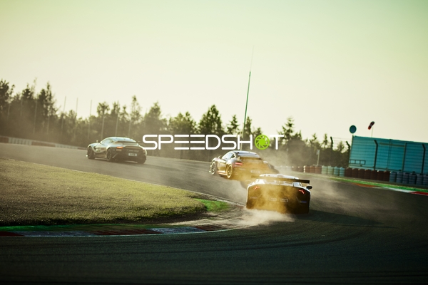 Drei Rennfahrzeuge auf der Rennstrecke