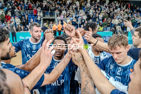 Paul Zipser (9; MLP Academics Heidelberg) und Teamkollegen jubeln