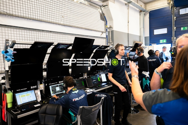 Boxencrew bei 24h Rennen 2025