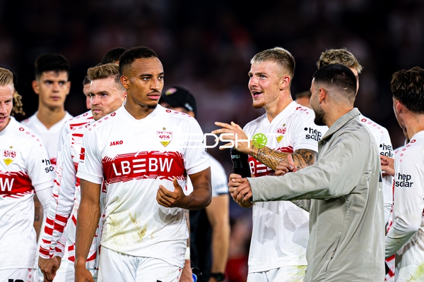Spieler des VfB Stuttgart in Interaktion