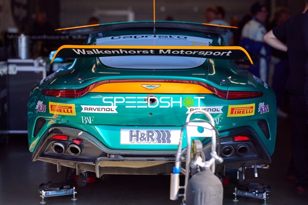 Rennfahrzeug in der Boxengasse