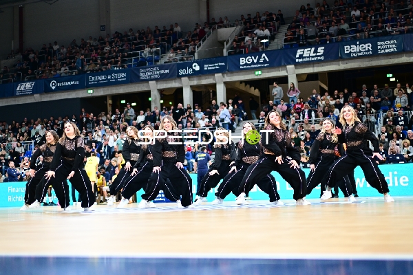 Basketball-Szene mit Tanzgruppe