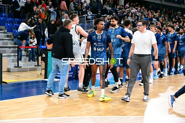 Nach Spielende mit Michael Weathers (20; MLP Academics Heidelberg) und Teamkollegen