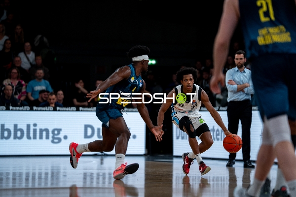 Spielaktion mit Ross Williams (34; Veolia Towers Hamburg) und Brian Fobbs (4; EWE Baskets Oldenburg)