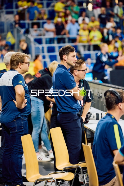 Zuschauer beobachten das Spiel von der Seitenlinie.