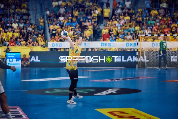 Wurfaktion eines Spielers der Rhein Neckar Löwen