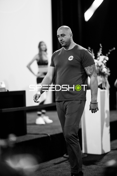 Ringside-Zone Face-Off