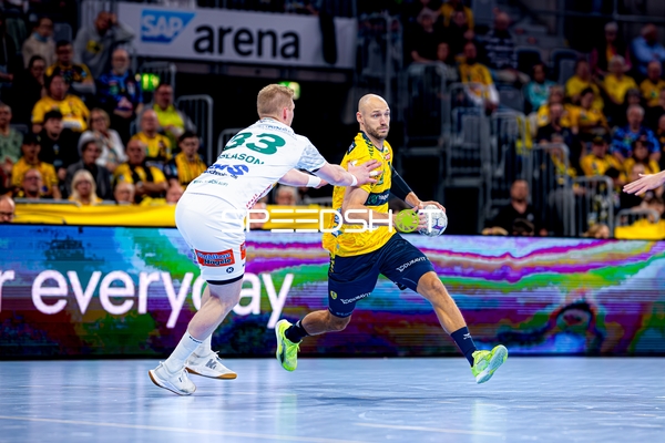 Zweikampf zwischen Lukas Sandell (11; Rhein Neckar Löwen) und Ymir Gislason (33; FAG)