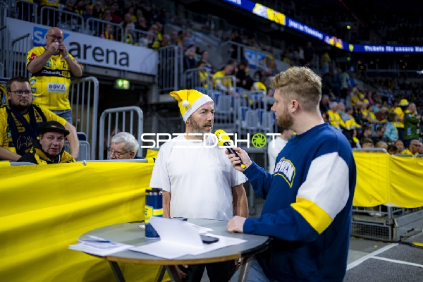 Interview mit Fan in SAP Arena