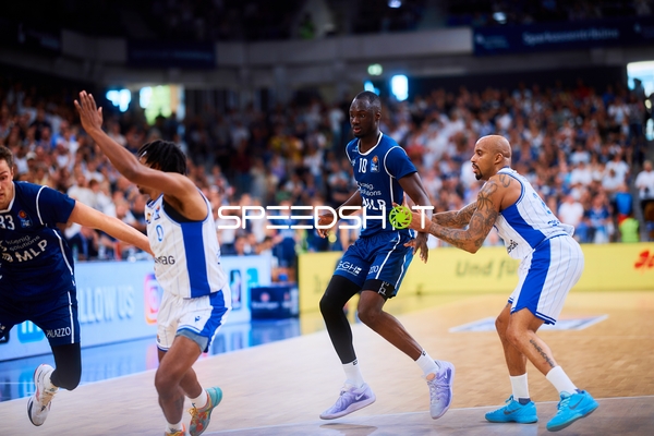 Defense Aktion Bakary Dibba (10;MLP Academics Heidelberg), Jordan Theodore (25;Frankfurt Skyliners)