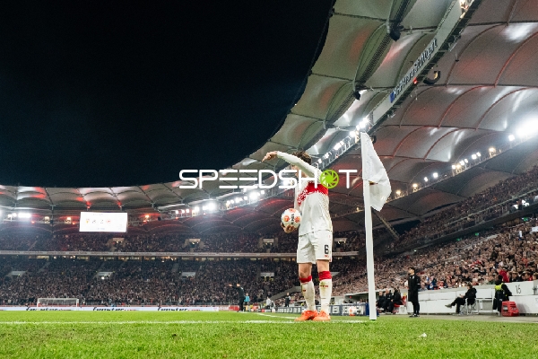 Eckstoß Vorbereitung Angelo Stiller (6; VfB Stuttgart)
