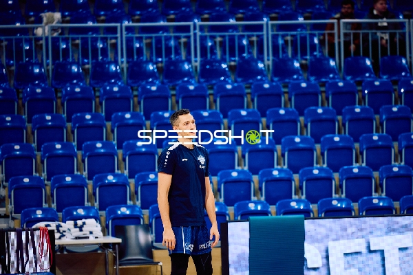 Spieler wartet auf dem Spielfeld