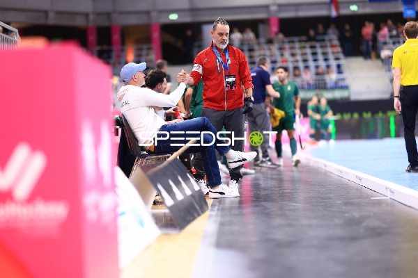 Trainer und Betreuer am Spielfeldrand