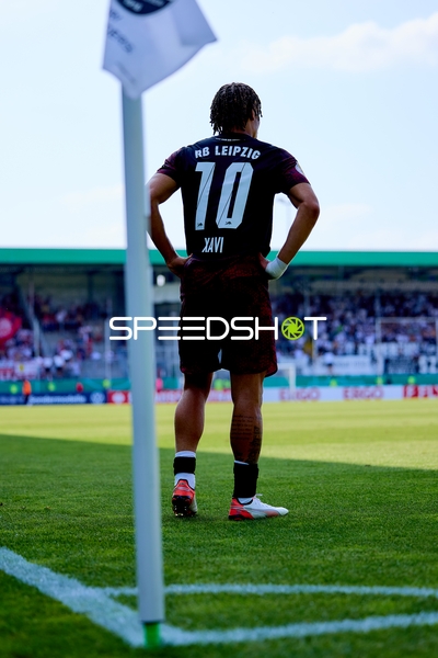 Xavi Simons (10; RB Leipzig) am Spielfeldrand