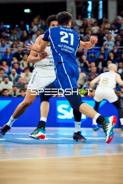 Block von  gegen Basketball Löwen Braunschweig