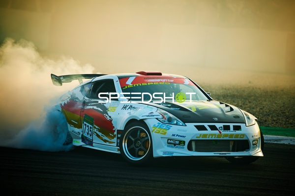 Rennfahrzeug driftet auf der Strecke