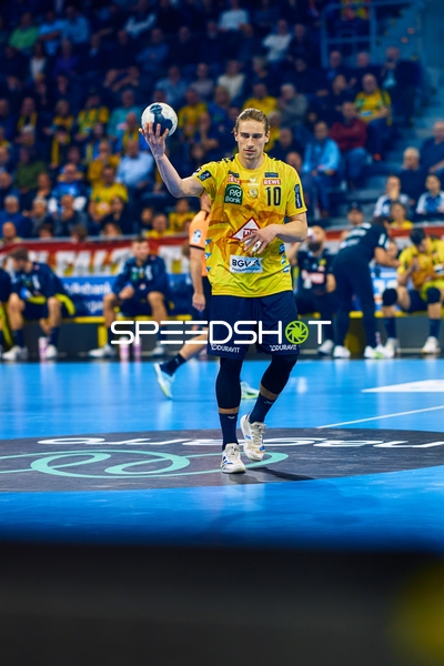 Ein Spieler von Rhein Neckar Löwen bereitet einen Wurf vor.