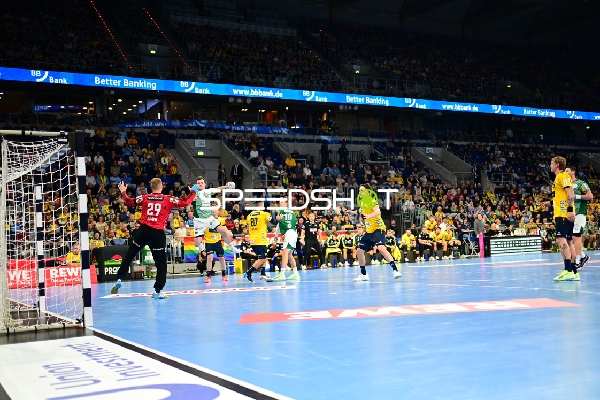 David Späth (29; Rhein Neckar Löwen) pariert Sprungwurf von Mathias Gidsel (19; Füchse Berlin)