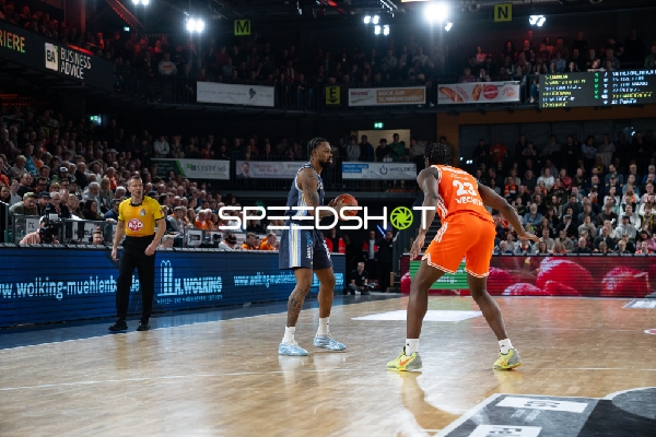 Spielaktion mit Jwan Roberts (13, Alba Berlin) und Malcolm Dandridge (23; Rasta Vechta)