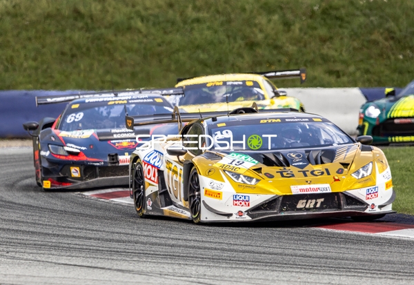 Mehrere Fahrzeuge auf der Rennstrecke