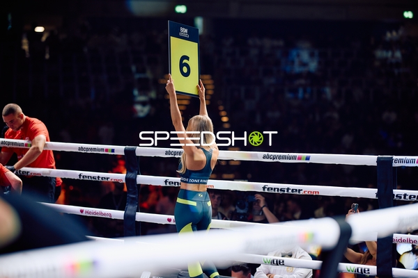 Ringmädchen zeigt Runde 6