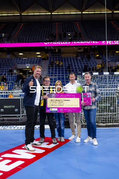 Gutscheinübergabe durch Oliver Roggisch (108; Rhein Neckar Löwen)