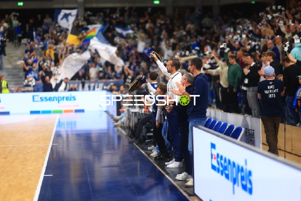 Fan-Szene mit Matthias Lautenschläger (995; MLP Academics Heidelberg)