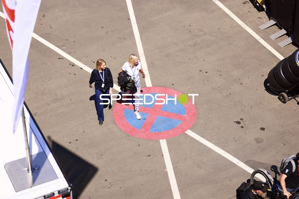 Besucher im Paddockbereich