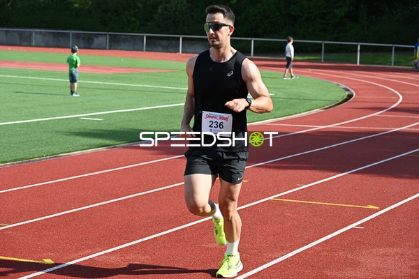 Läufer mit Startnummer 236 auf der Bahn