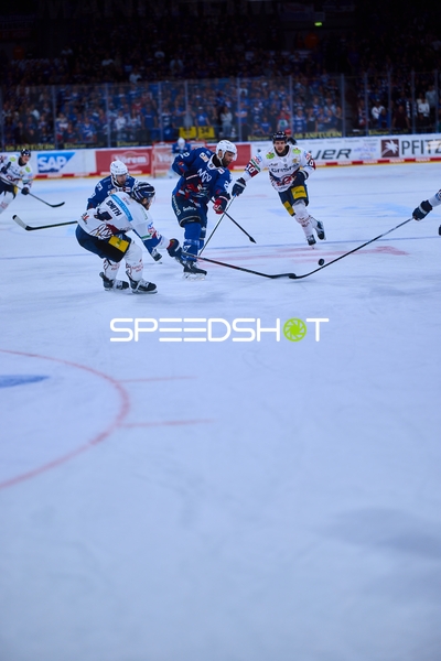 Intensiver Zweikampf bei Playoffs