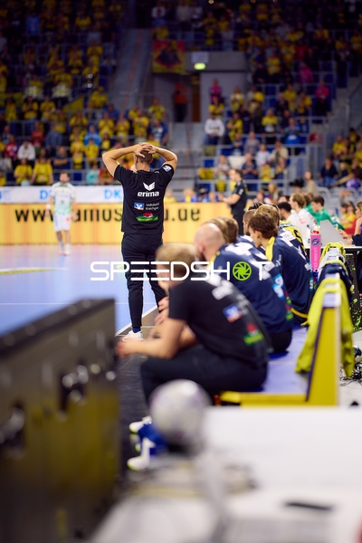 Trainer und Team auf der Bank