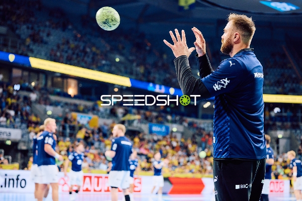 Ein Spieler von THW Kiel ist dabei, den Ball zu fangen.