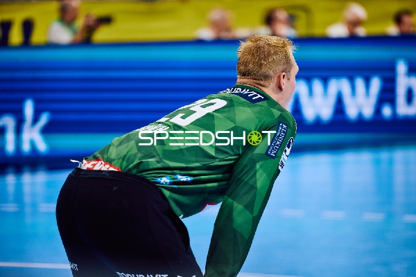 Ein Torwart bereitet sich auf das Spiel vor.